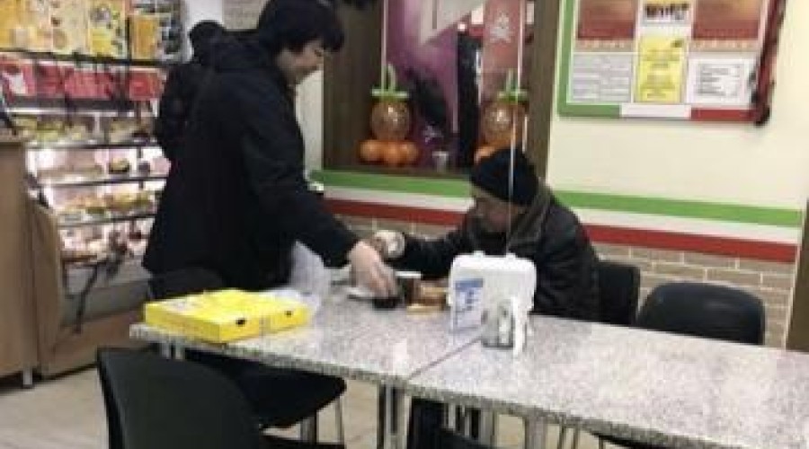 Жительница Усть-Каменогорска накормила бездомного в кафе