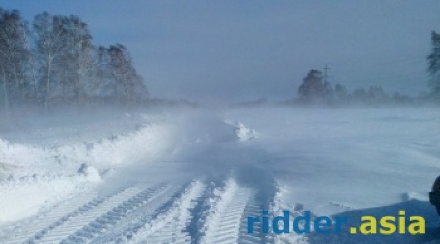 Несмотря на закрытые трассы, много машин и автобусов оказались в снежных заносах в ВКО.