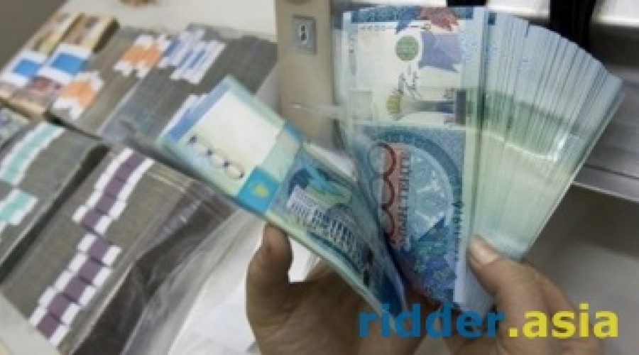 Очередной рост курса доллара в Казахстане до 273 тенге связан с тем, что соотношение нацвалюты к рублю в обменных пунктах страны достигло уровня 1:4, считают эксперты.