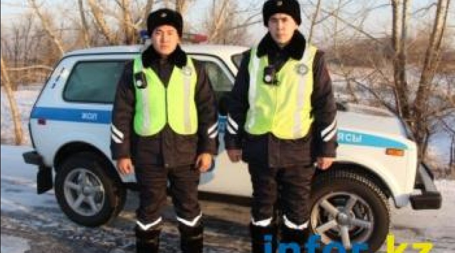 Замерзающего водителя на трассе Усть-Каменогорск-Риддер спасли полицейские