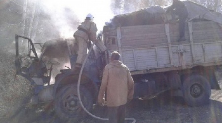 На трассе Усть-Каменогорск-Риддер во время езды загорелся грузовой автомобиль