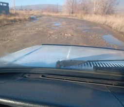 Разбитая дорога в поселке у Тишинской ГЭС