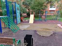 Детская площадка в ужасном и опасном состоянии