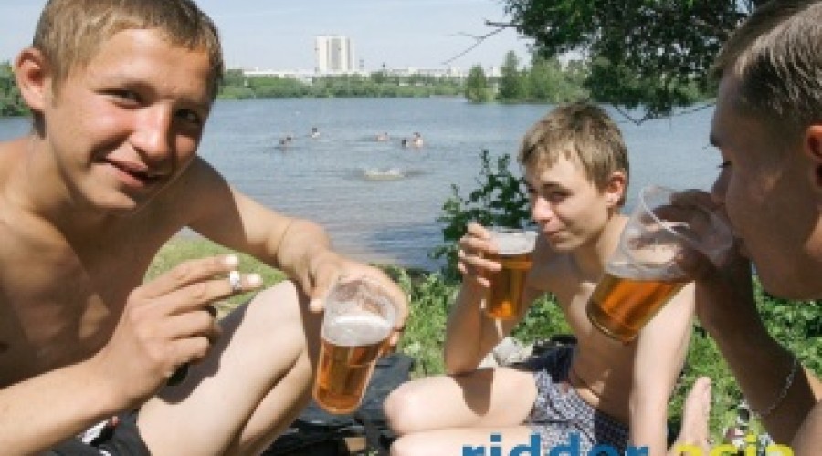 В Риддере местного жителя арестовали за распитие спиртного с несовершеннолетним