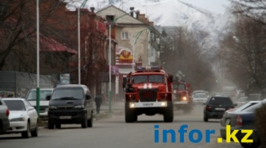 Пожарные Усть-Каменогорска локализовали огонь на крыше одного из корпусов УМЗ