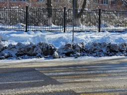 Пешеходный переход рядом с СШ №2 завален снегом