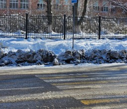 Пешеходный переход рядом с СШ №2 завален снегом