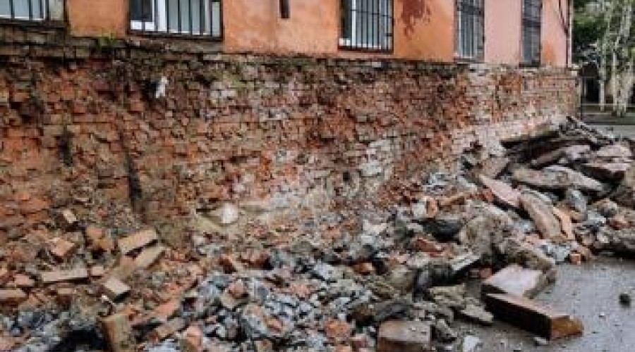 Снятие гранитного камня с фасада историко-краеведческого музея возмутило риддерцев