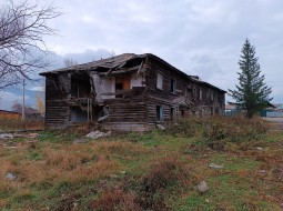 Опасные руины деревянного дома на ГРП