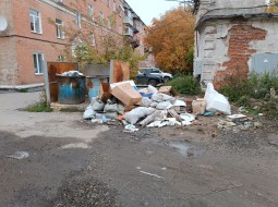 Куча мусора рядом с площадкой