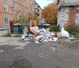 Куча мусора рядом с площадкой