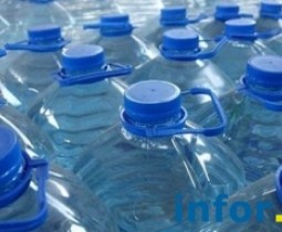 Казахстанские онкологи предупредили о вреде напитков в пластиковых бутылках
