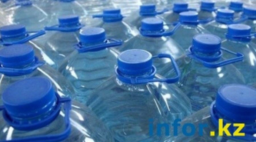 Казахстанские онкологи предупредили о вреде напитков в пластиковых бутылках