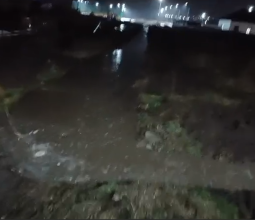 Ручей в Риддере поднялся и подтопил постройки. Чтобы спасти микрорайон, воду пустили по дороге.
