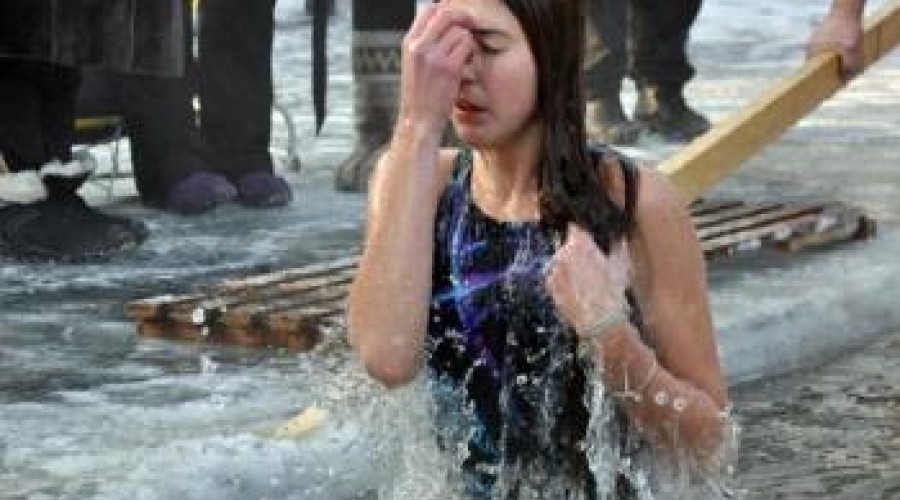 Как правильно купаться в проруби на Крещение
