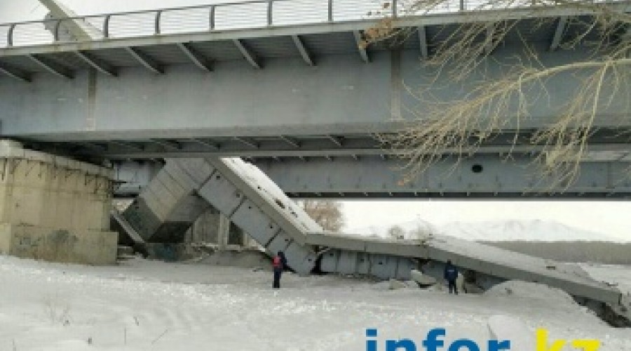 Двух человек спасают сотрудники ЧС на обломившемся Иртышском мосту.