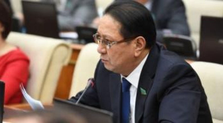 В Казахстане происходит девальвация - депутат Мажилиса