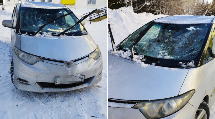В Риддере лед упал с крыши и повредил авто