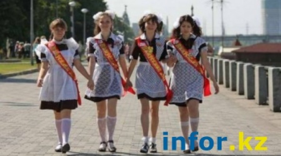 Казахстанских выпускниц в школьной форме назвали мечтой педофила