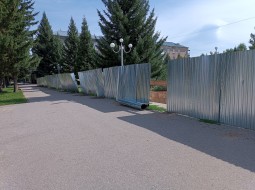Сломано ограждение реконструкции сквера Тайшибаева