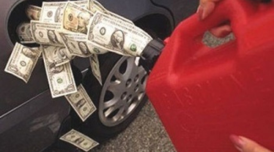 Аналитик назвал причины повышения цен на бензин.