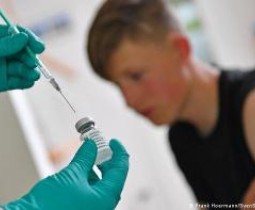 Вакцина Pfizer опасна для мальчиков — ученые