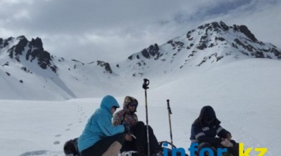 На высоте 2000 метров альпинист распорол лицо ледорубом в ВКО