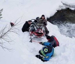 Туристы из Астаны на снегоходах попали в снежный плен риддерских гор