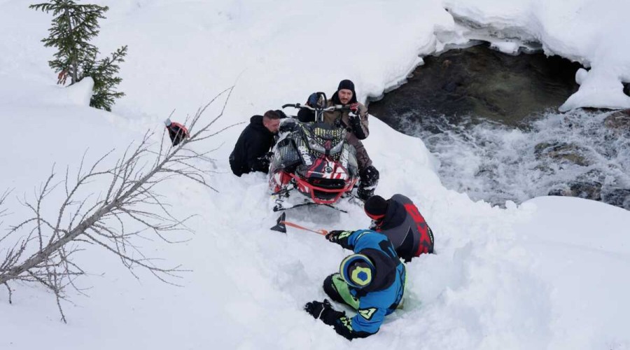 Туристы из Астаны на снегоходах попали в снежный плен риддерских гор