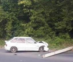 Легковушка впечаталась в столб в Риддере на прошлой неделе