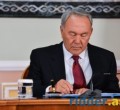 Назарбаев впервые при журналистах подписал Гражданский процессуальный кодекс.