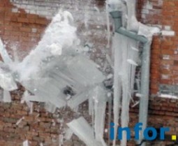 Как избежать травм при падении сосулек и снежных глыб с крыш зданий - советы