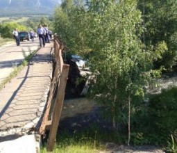 На Коноваловке сорвался с моста маршрутный автобус с пассажирами