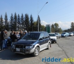 Автомобилисты перекрыли дорогу, выступая против дефицита бензина на заправках