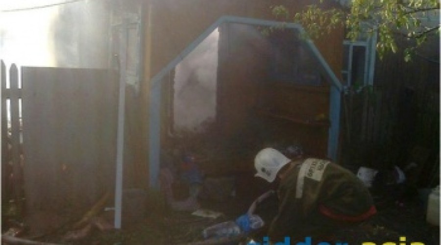Двое рабочих спасли детей из горящего дома в Риддере