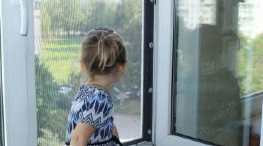 Трёхлетняя девочка выпала из окна в Риддере