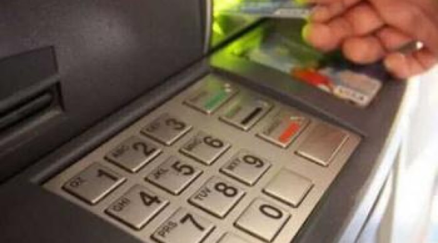 Житель ВКО дал банковскую карту случайному знакомому и распрощался с деньгами