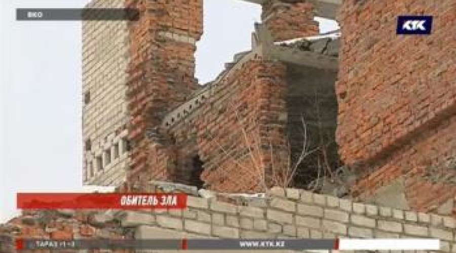 Многоэтажка в центре Риддера превращается в руины: Дом облюбовали бродячие собаки и наркоманы