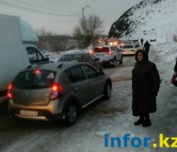 В Усть-Каменогорске из-за гололеда образовался транспортный коллапс