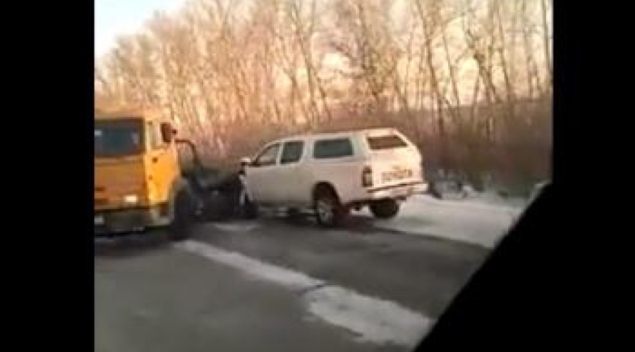 На трассе Усть-Каменогорск — Риддер внедорожник столкнулся с эвакуатором