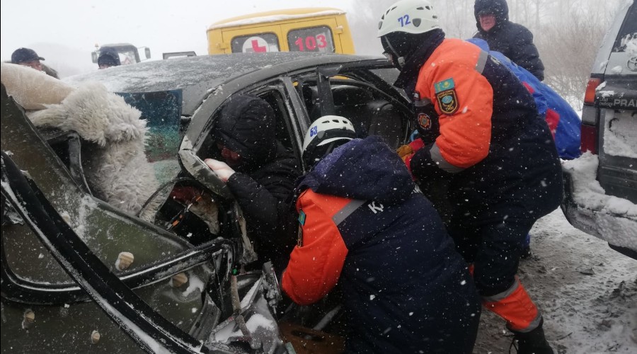 Пострадавшему в ДТП на трассе Усть-Каменогорск – Риддер понадобилась помощь спасателей