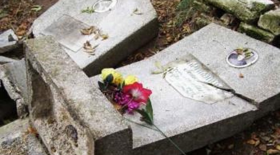 В Риддере вандалы повредили 21 могилу