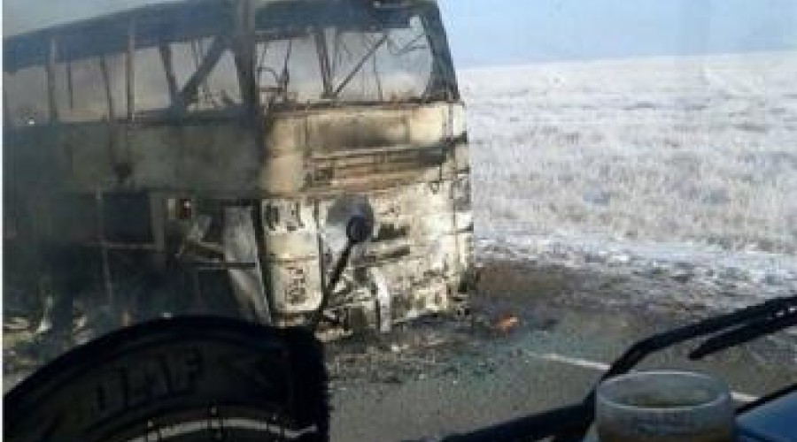 В Казахстане на трассе сгорел автобус с гражданами Узбекистана: 52 человека погибли на месте [ФОТО, ВИДЕО]