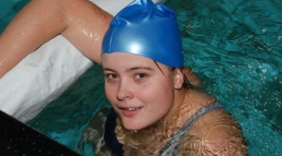 В Риддере спортсменка без ноги учит плаванию людей с ограниченными возможностями
