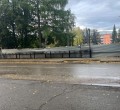 Кривой забор в реконструируемом парке на Площади