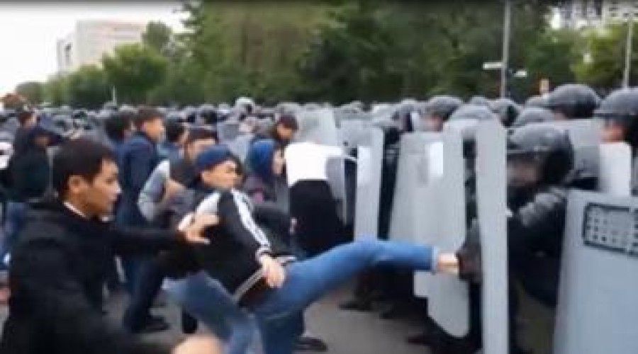 Около 700 человек задержаны за два дня в двух городах Казахстана