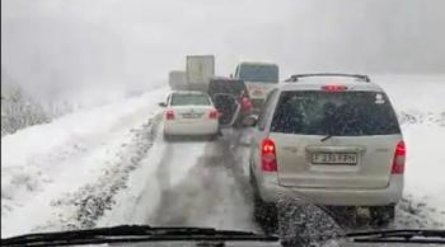Около 100 машин попали в снежный плен на трассе Риддер - Усть-Каменогорск
