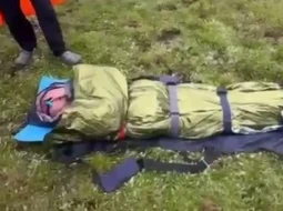 В Риддере спасатели 45 км несли на носилках туристку, повредившую ногу