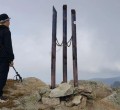 Альпинисты-энтузиасты приводят в порядок указатели горных вершин в Риддере