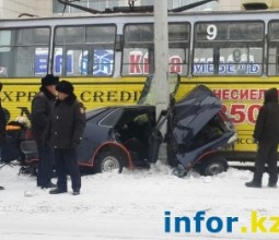 В Усть-Каменогорске автомобиль буквально разрубило на две части после столкновения с трамваем